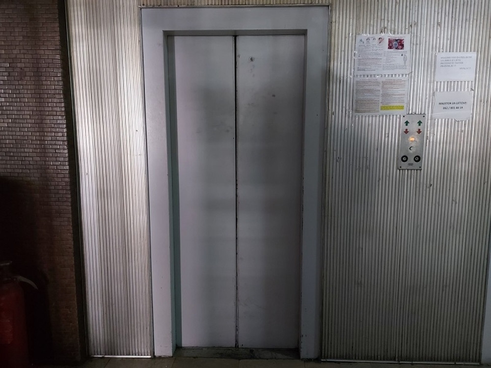 U poznatoj beogradskoj zgradi u strogom centru pronašli smo odgovor (FOTO/VIDEO)