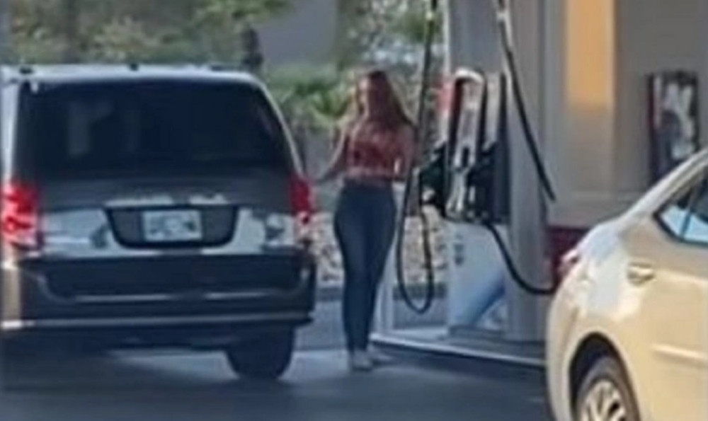 Ova sirotica se propisno obrukala na benzinskoj stanici! (VIDEO)