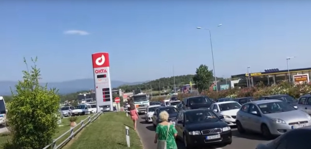 Čeka se i po 13 sati, kolona duga 14 kilometara!