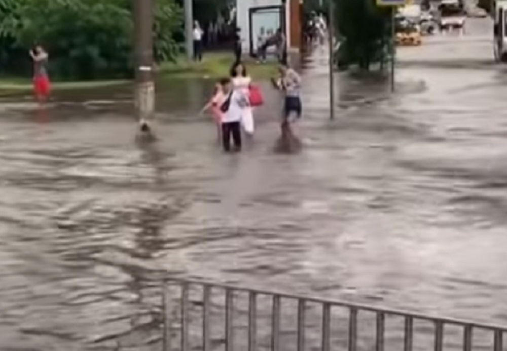 Pada drveće, automobili plivaju po ulicama (VIDEO)