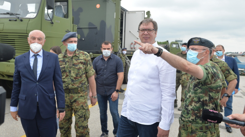 Vučić na prikazu novih dronova Vojske Srbije