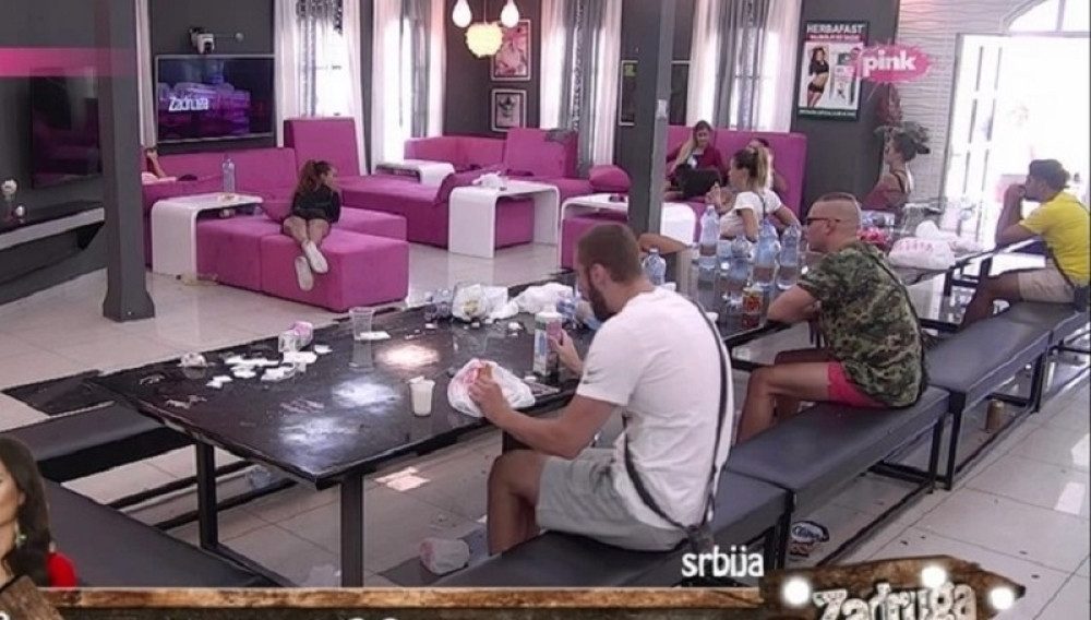 Prizor od kog će vam se prevrnuti želudac: Kamere u "Zadruzi" zabeležile pojavu koja se retko viđa u programu uživo
