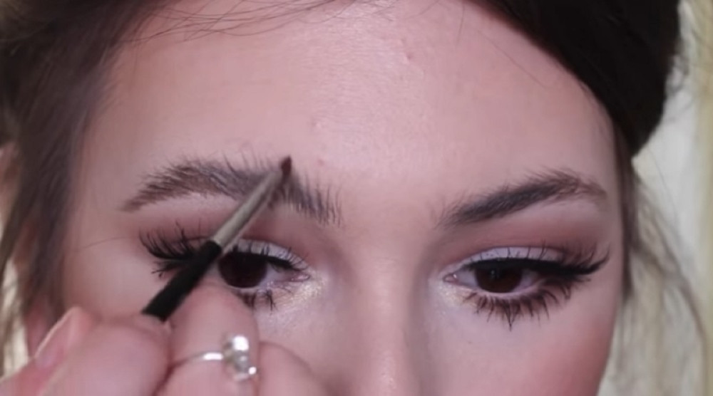 Novi trend bejbi obrva zaludeo ženski svet: Akcenat na prirodnom izgledu (VIDEO)