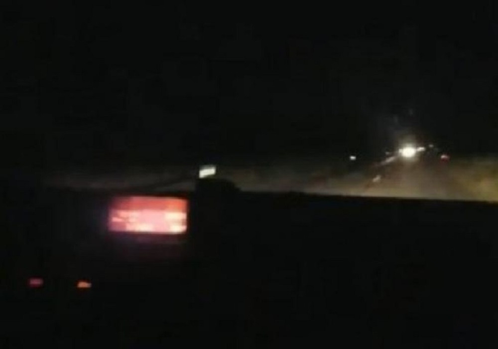 Reno juri sablasno mračnim putem, čuje se lagana muzika i niko ne progovara... U sledećem trenutku bili su mrtvi!