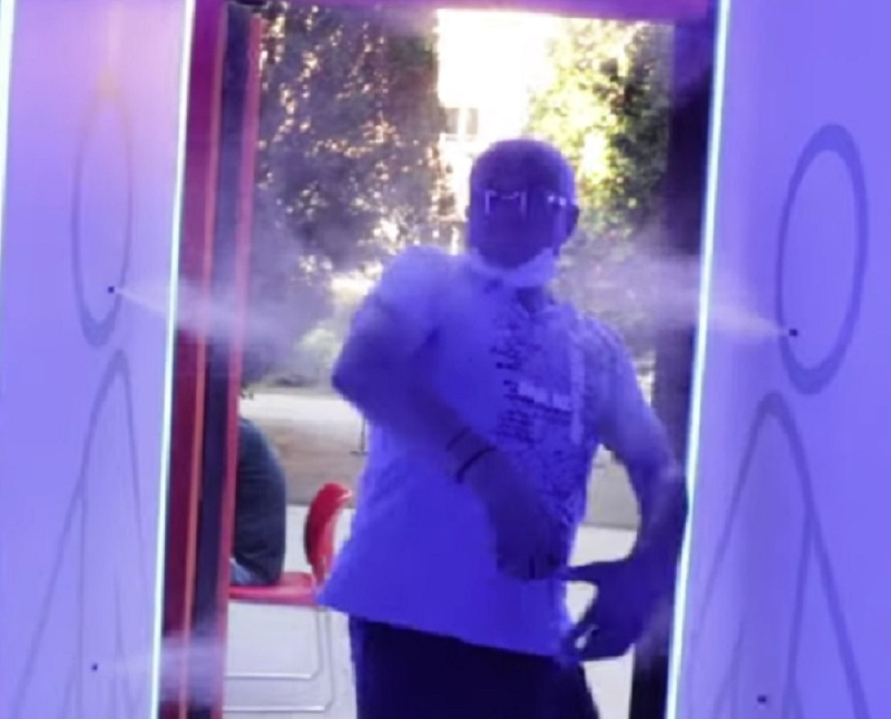 Plakaćete od smeha kad vidite reakciju Ere Ojdanića pri prolasku kroz dezinfekcionu barijeru! (VIDEO)