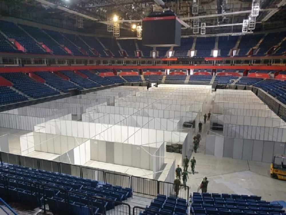 Arena skoro puna, ostalo desetak praznih mesta, i to najlošijih