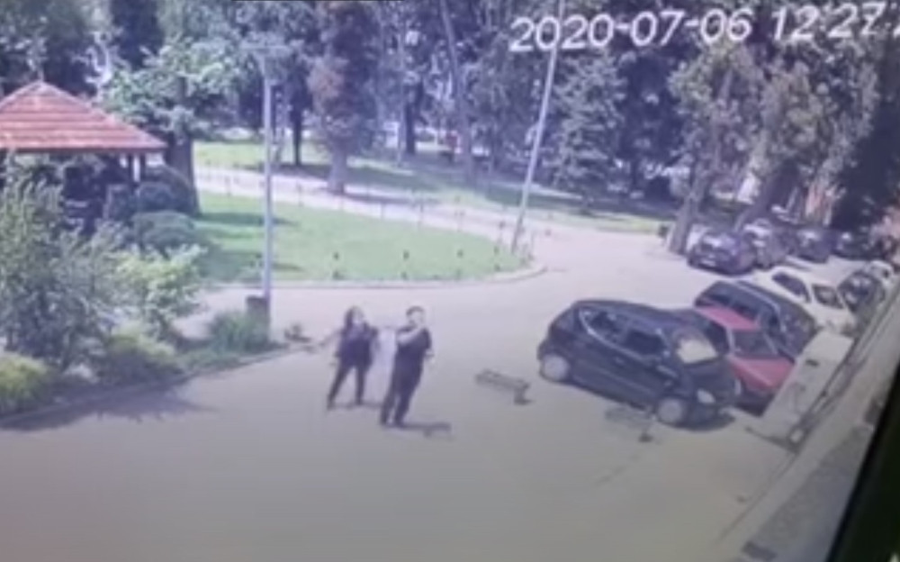 Oboleli od korone bacaju stvari svojoj rodbini s prozora - ODMAH MORAJU DA PRESTANU!