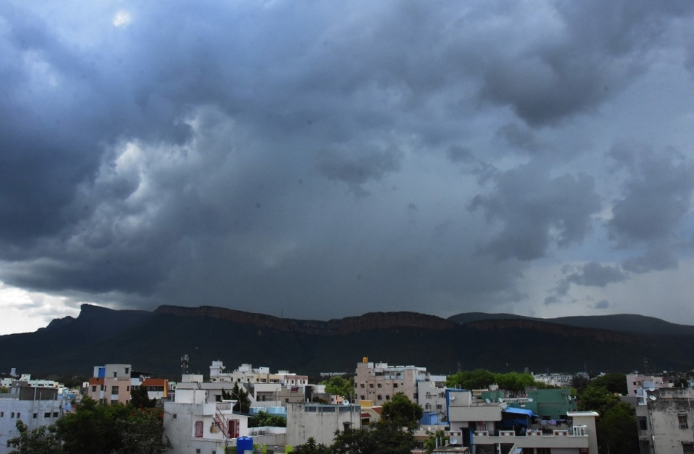 Sklonili se od nevremena, a onda se krov srušio na njih, 25 ljudi poginulo