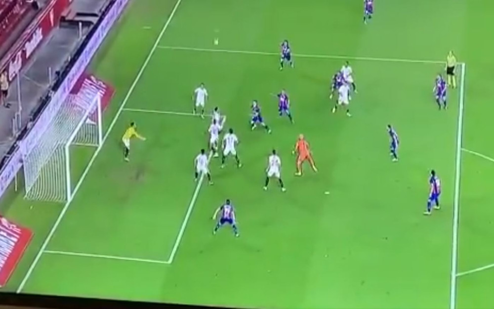 Dmitrović utrčao u protivnički šesnaesterac, lopta mu je legla na nogu, usledio šut, a onda je nastao trans na terenu i haos ispred gola (VIDEO)