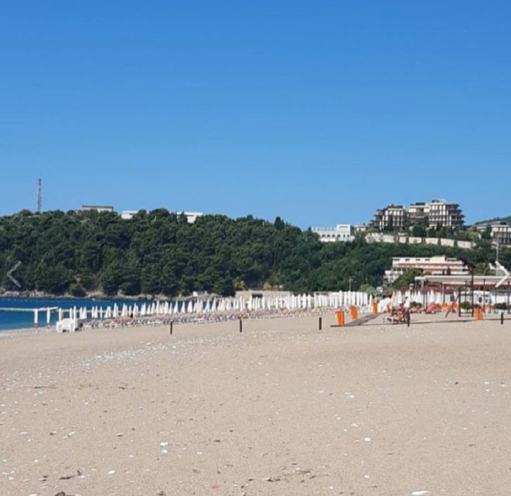 Pustinja u Bečićima, na plažama nema nigde nikoga u jeku sezone (FOTO)