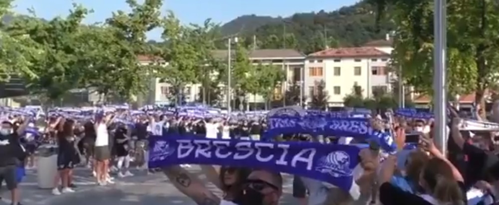 Navijači na fantastičan način podržali medicinsko osoblje u borbi protiv korone (VIDEO)