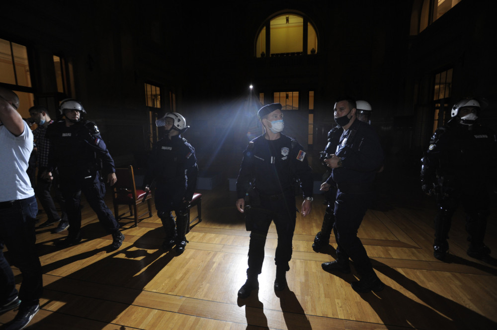 Rebić:Više policajaca povređeno ispred Skupštine