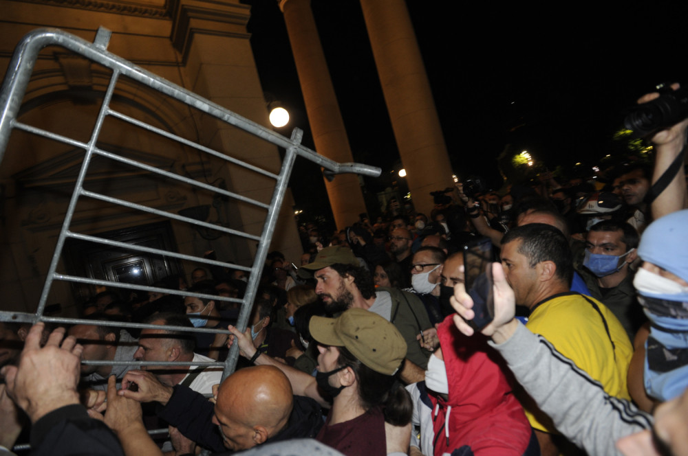 Đilasovi nasilnici pokušali da upadnu u Skupštinu, ali su brzo i izbačeni! (VIDEO)