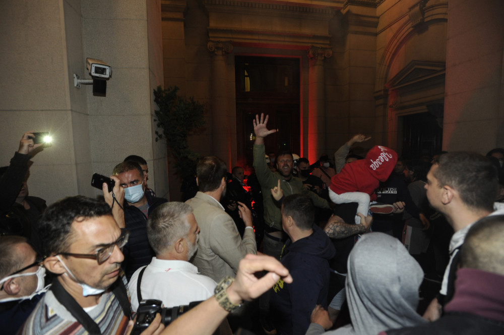 Vuk Jeremić išamaran ispred Narodne skupštine! (VIDEO)