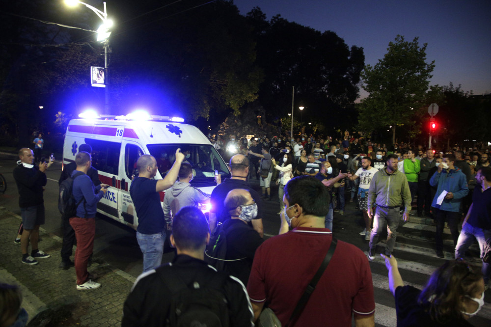 Napadaju vozila Hitne pomoći i medicinske radnike! (VIDEO)