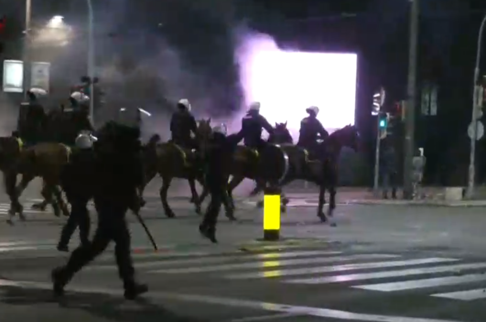 Zapaljeni policijski automobili, napadnuti novinari! Policajci na konjima pokušavaju da uspostave red