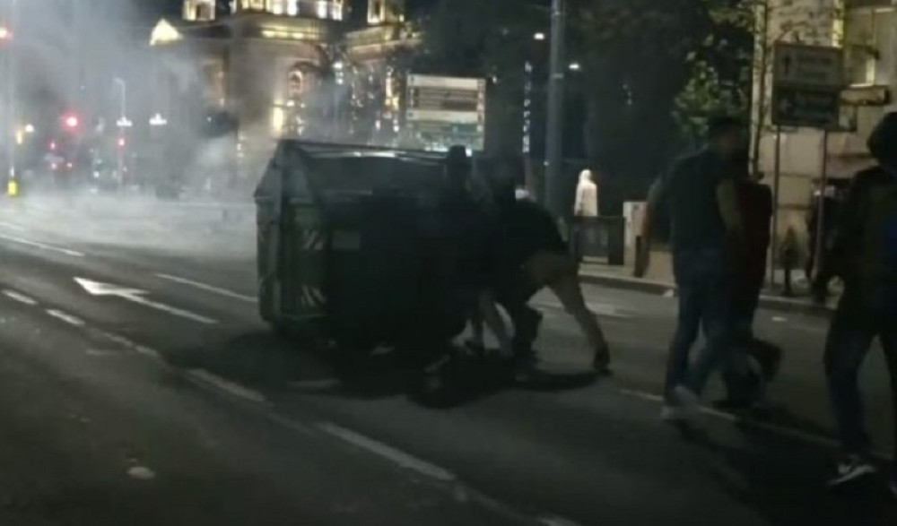 Paljeni automobili, demonstranti lomili sve pred sobom u centru Beograda