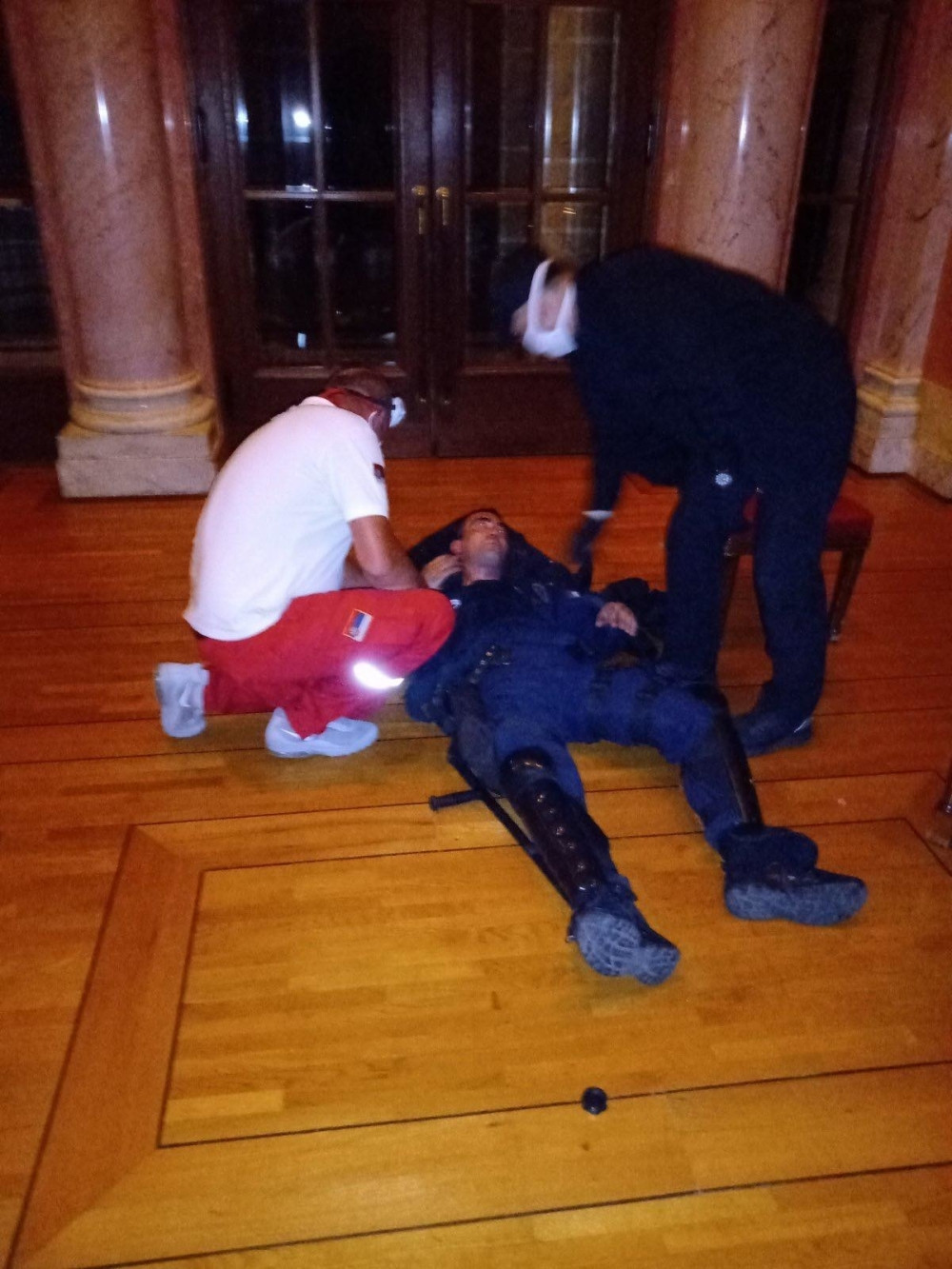 Pogledajte šta je besna masa uradila sinoć! Policajci sa krvavim glavama leže na podu Skupštine (FOTO)