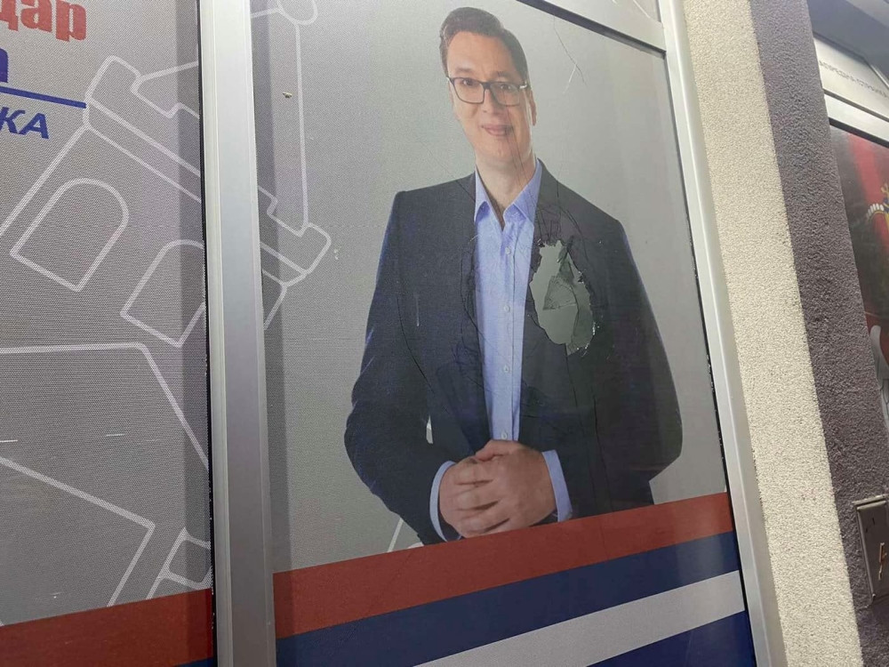 Huligani noćas i u drugim gradovima pravili haos! Kamenovane prostorije SNS-a u Šapcu (FOTO)