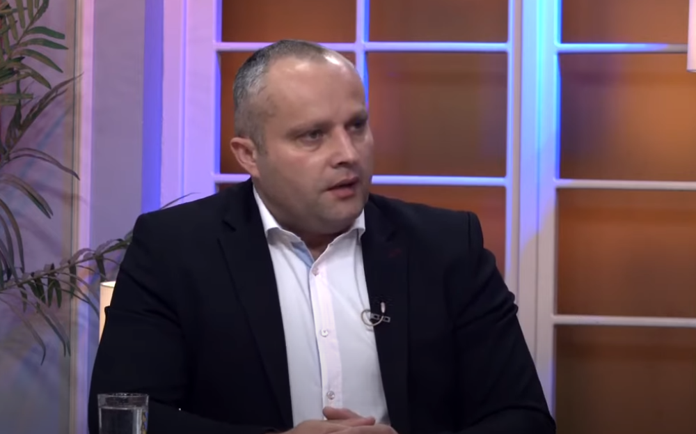 "Bando tajkunska, u skupštinu se ne ulazi ni preko krova ni preko zapaljenih policijskih automobila"