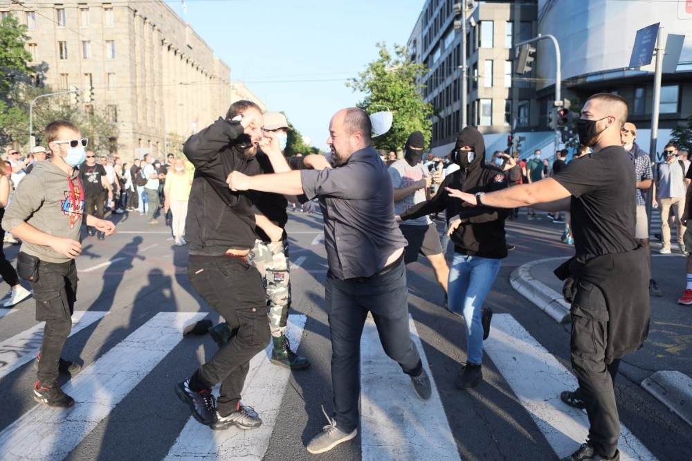 Žestoka tuča ispred Narodne skupštine! (FOTO)
