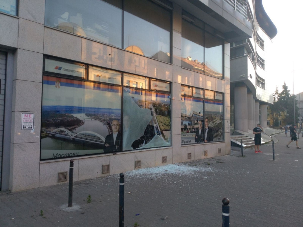 Grupa demonstranata demolirala je stranačke prostorije SNS u Novom Sadu (VIDEO)