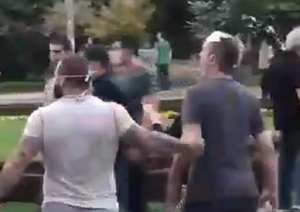 Ima i obezbeđenje, vode ga za ruku (VIDEO)