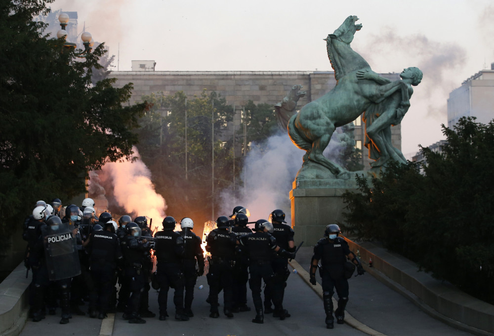 Osuđujemo nasilje i koordinisane napade na policiju!