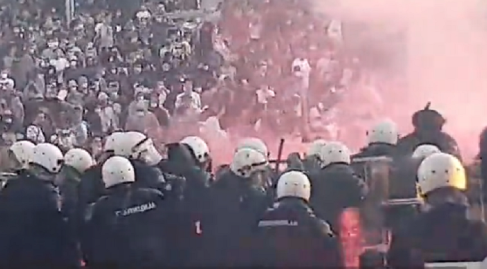 Huligani bacili suzavac na policiju, gađaju ih čime stignu (VIDEO)