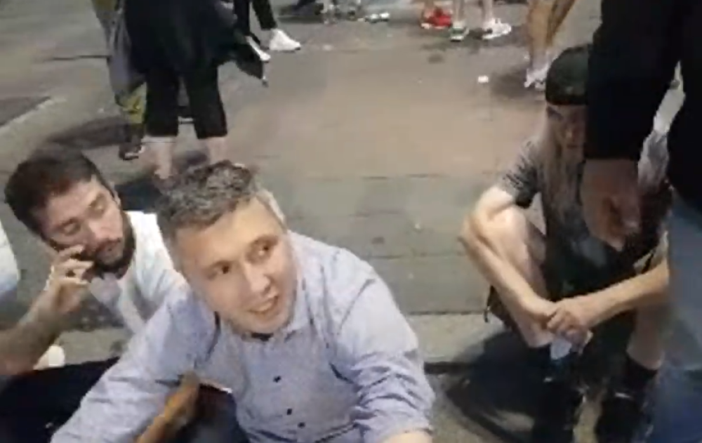 Boško sedeo na ulici, demonstranti ga vređali, a on kukavički reagovao i potom plakao za Novu S da je prebijen