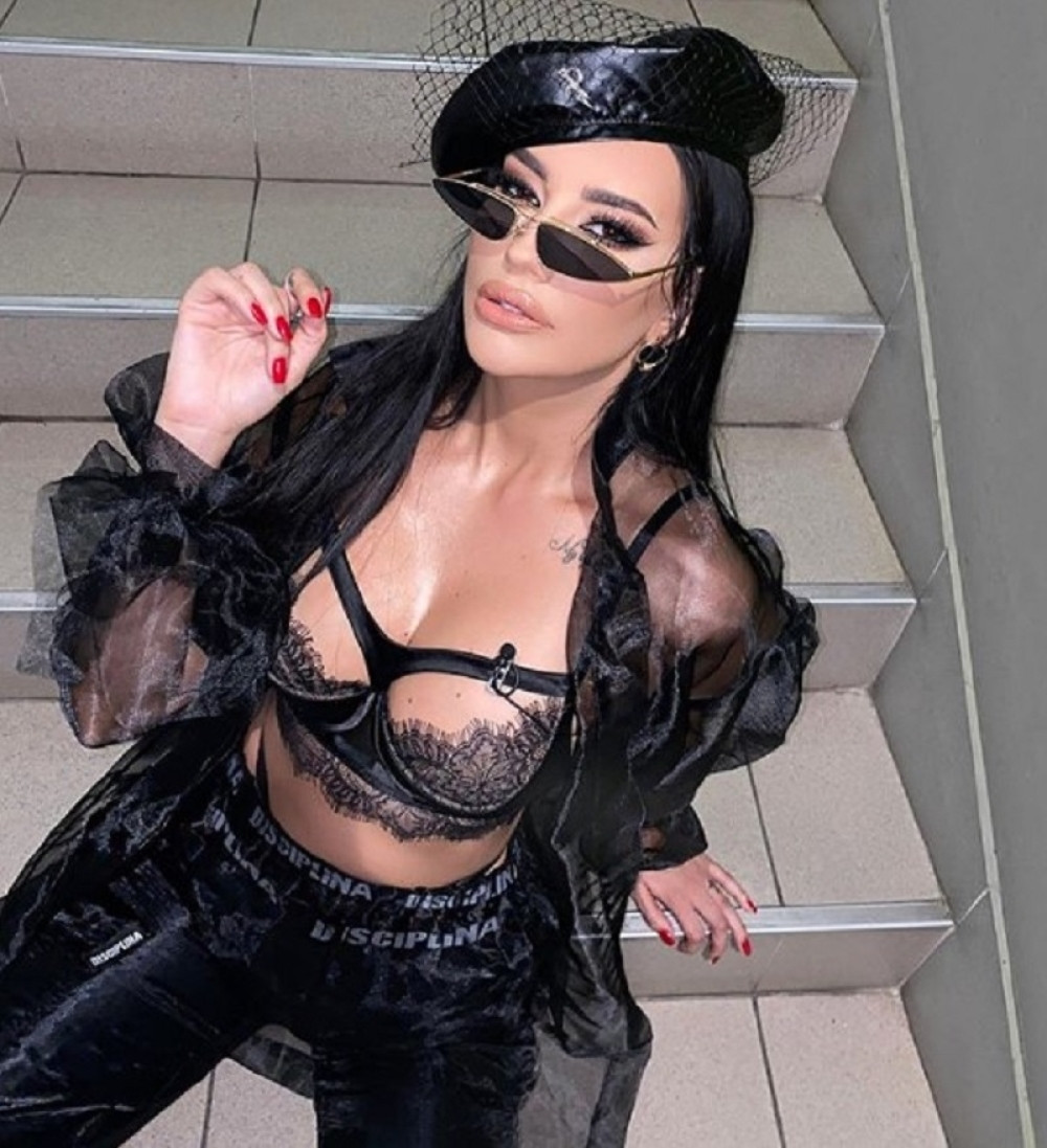 Grujićka sa dekolteom do pupka dominira po Crnoj Gori (FOTO)