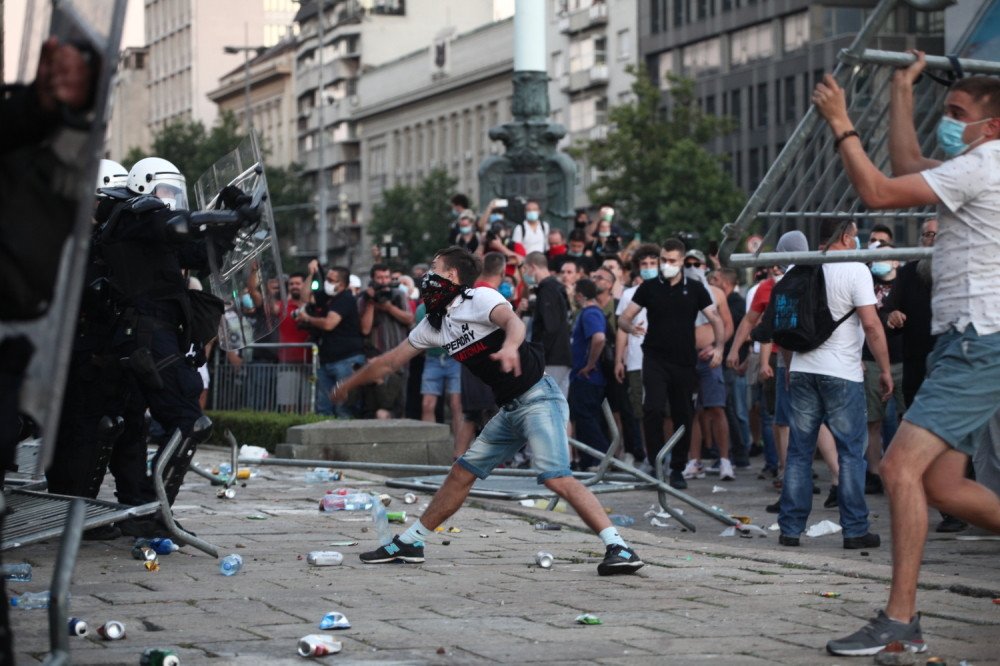 Policajac priklješten zaštitnom ogradom nakon napada demonstranata! (FOTO)
