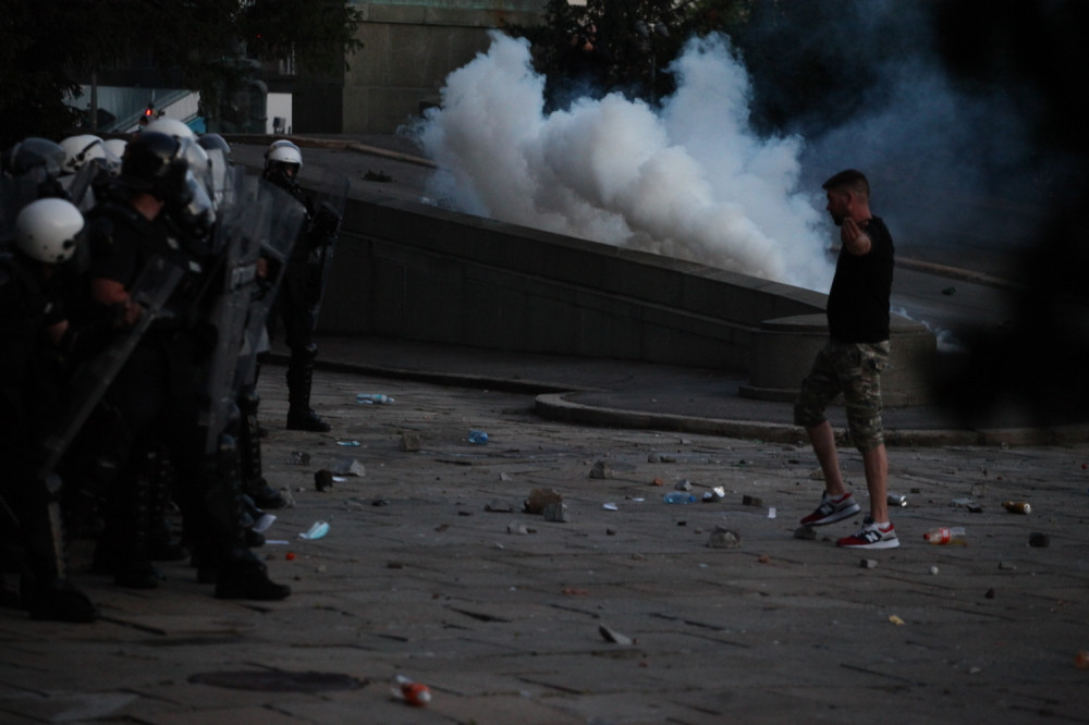 Napali policiju na Bulevaru, nemilosrdno ih gađali kamenicama, a onda su poletele baklje!