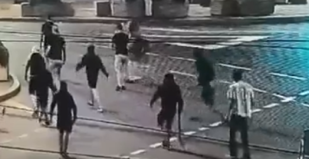 Lopatama napali policiju! (VIDEO)