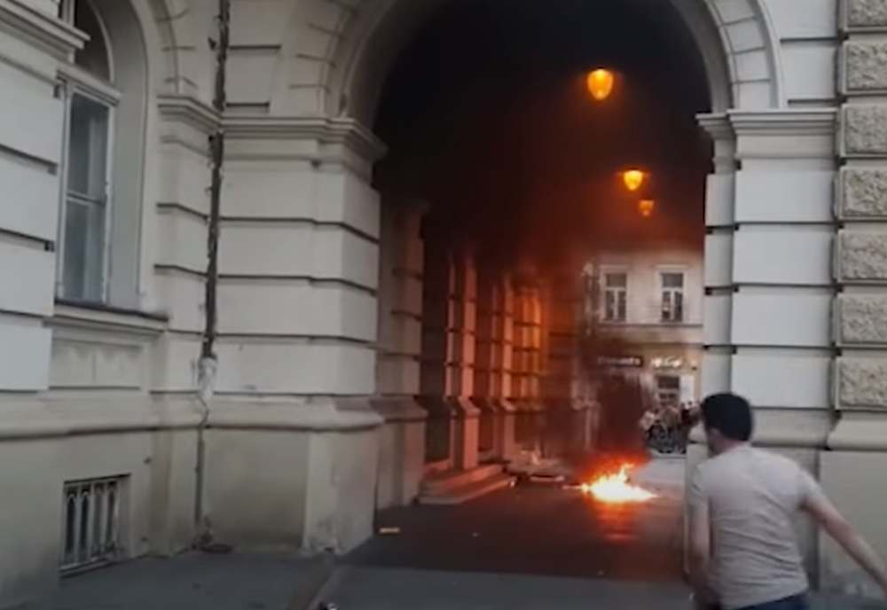 Incidenti ispred RTV i SNS, zapaljen ulaz u Gradsku kuću!