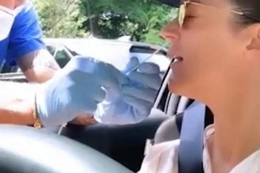 Srpsku pevačicu hitno morali da testiraju na koronu: Evo kako je to izgledalo! (FOTO)