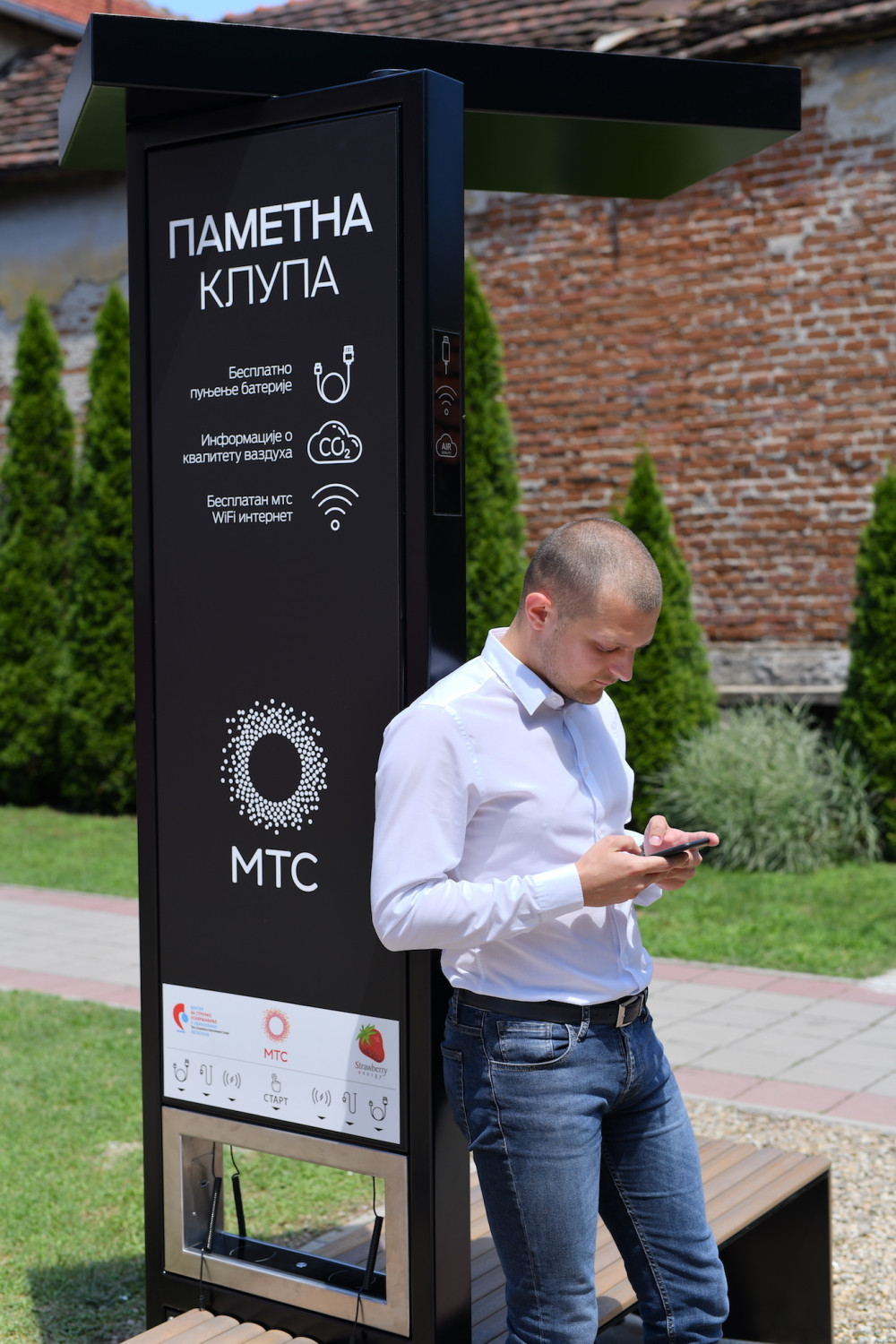 Telekom Srbija postavio "pametnu klupu" u Leskovcu! (FOTO)