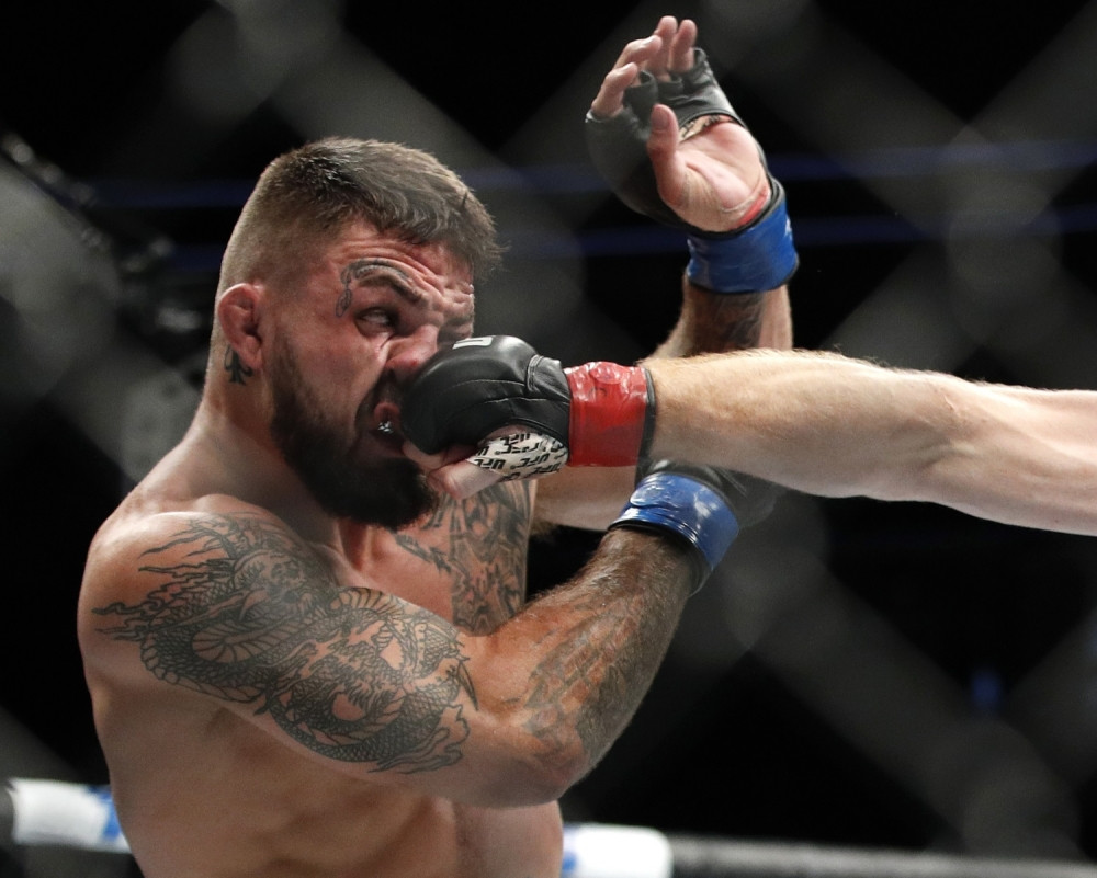 UFC zvezda nokautirala starca ispred restorana, vikao zabranjenu reč! (VIDEO)