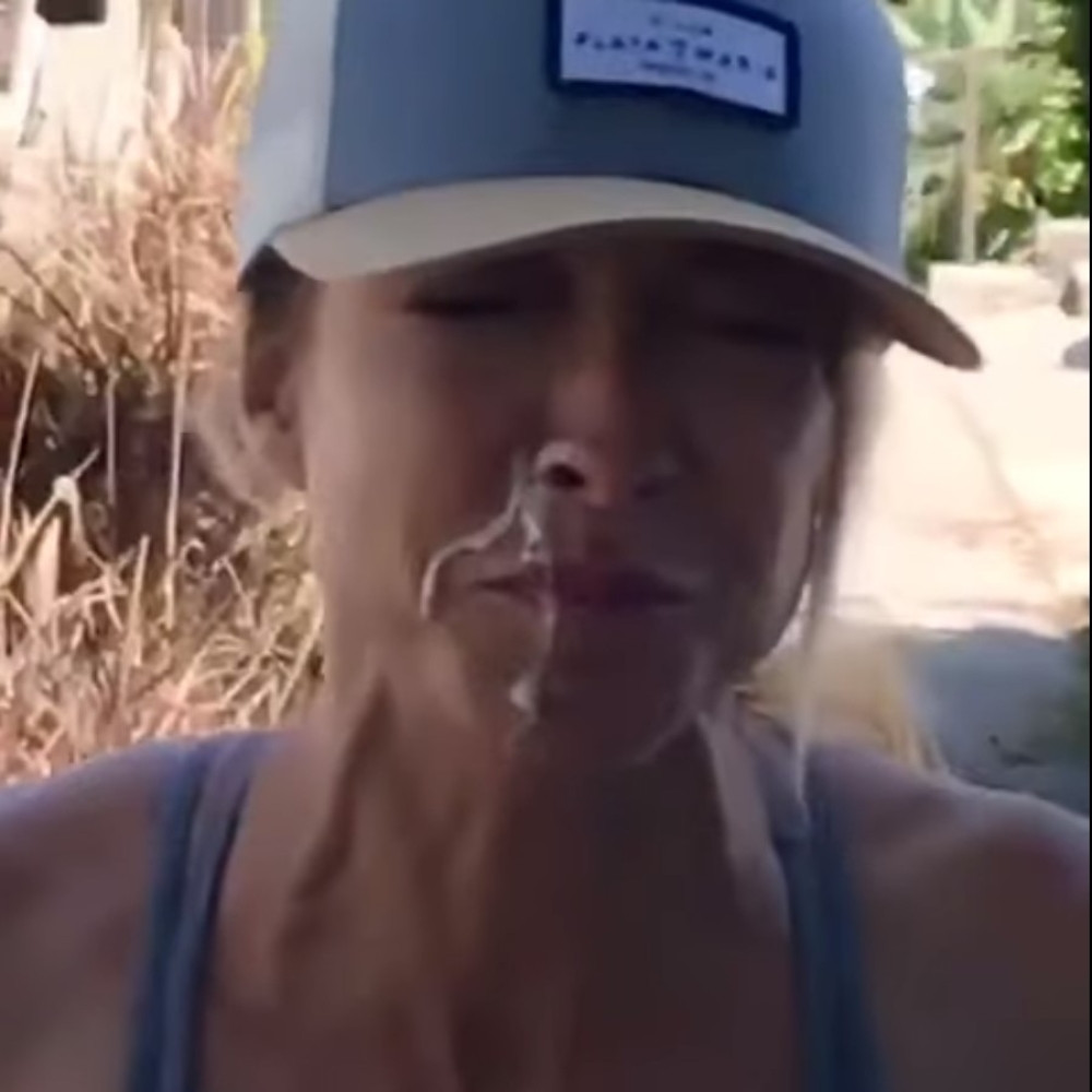 Devojka je prišla jajima i nije ni slutila da će biti pogođena ljigavom, toplom i belom tečnošću! (VIDEO)