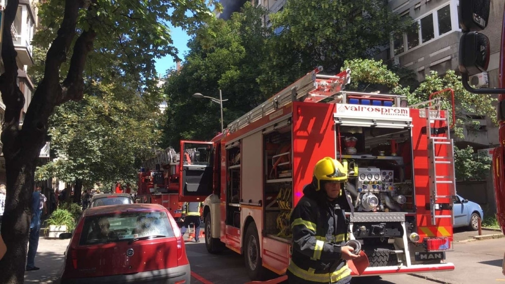 Dve osobe stradale u požaru u porodičnoj kući rano jutros u Inđiji