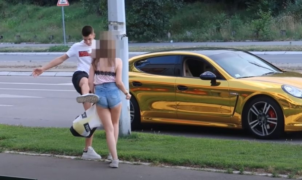 Srpski jutjuber šutirao devojku nakon što ju je izbacio iz automobila, pa divljački urlao na nju!