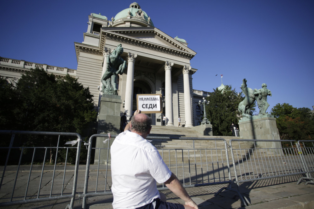 Nekoliko stotina demonstranata ispred Narodne skupštine