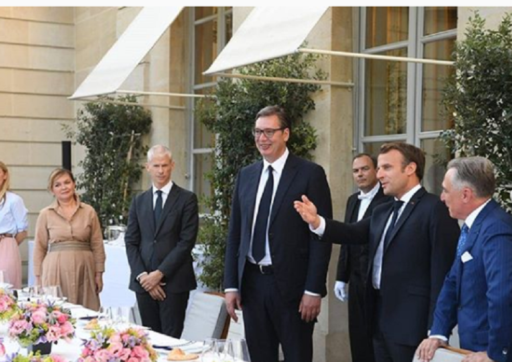 Predsednik Vučić na radnoj večeri sa Makronom (FOTO)