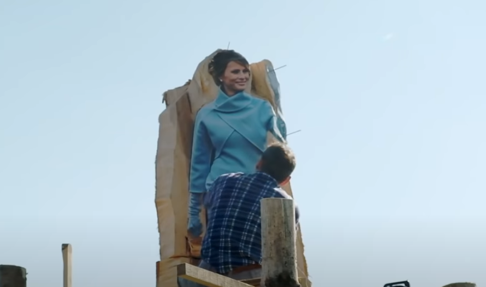 Zapaljena statua Melanije Tramp u Sloveniji