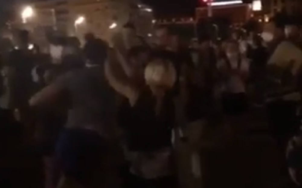 Demonstranti se tuku međusobno, sevaju pesnice, umalo da i devojke dobiju batine (VIDEO)