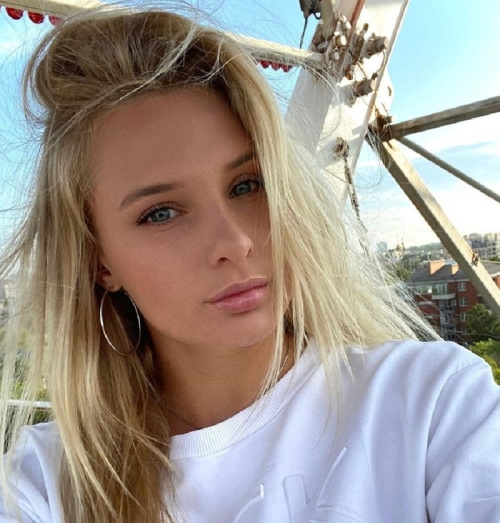 Jedina stala u Novakovu odbranu, a onda je napali što je ofarbala intimne delove i objavila potpuno nagu fotografiju! (FOTO)