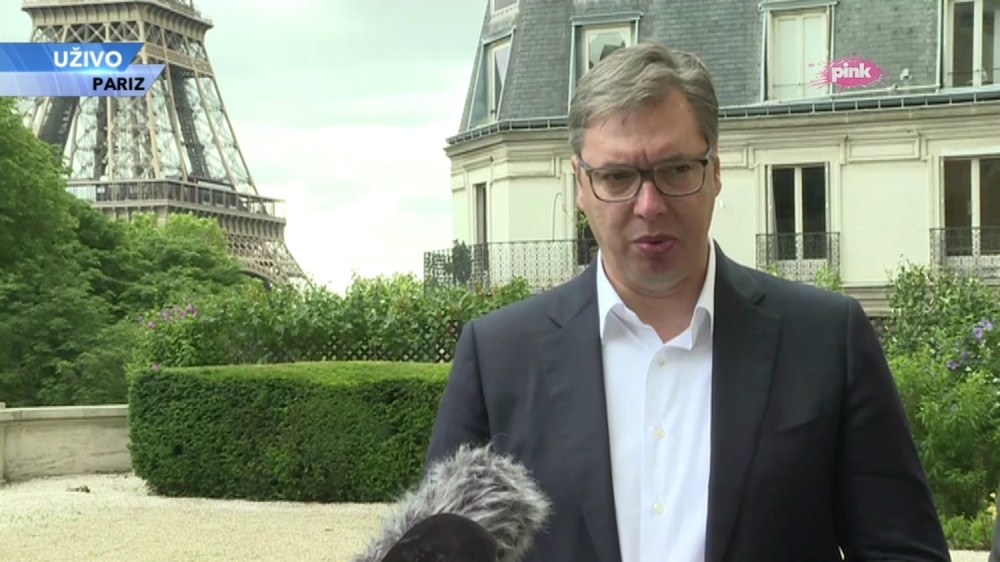 Vučić pokazao papir sa zahtevima