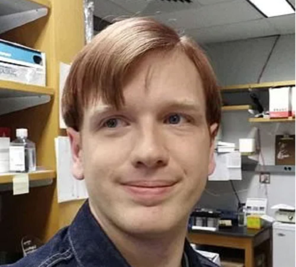 Ovo je čovek za kojeg tvrde da je uspešno vakcinisan protiv koronavirusa!