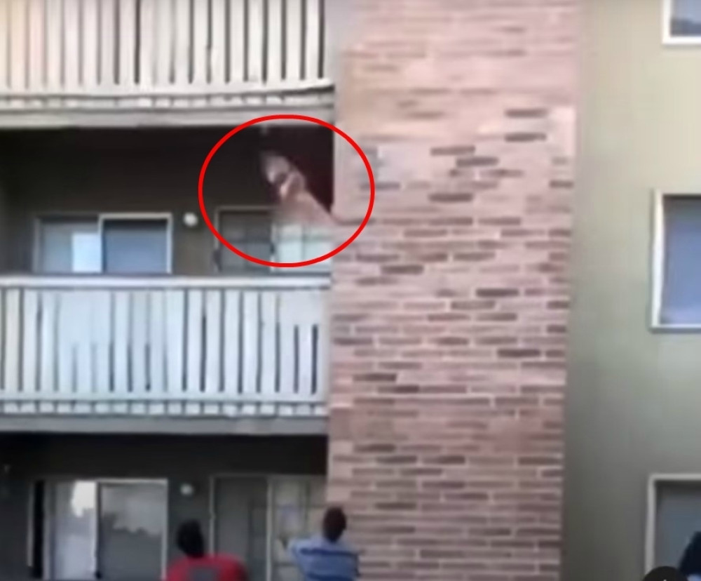 Fudbaler uhvatio trogodišnje dete koje je bačeno sa trećeg sprata zbog požara! (UZNEMIRUJUĆ VIDEO)