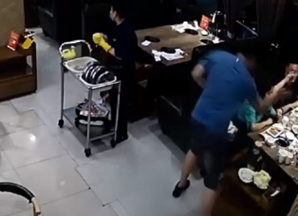 Ljubomorni muž divljao u restoranu (VIDEO)